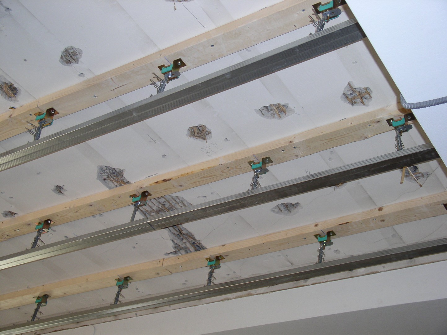 Ceiling Mounts For Noise Insulation